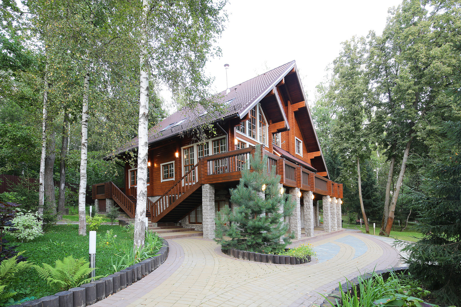 Дом из клееного бруса с цокольным этажом и американской террасой