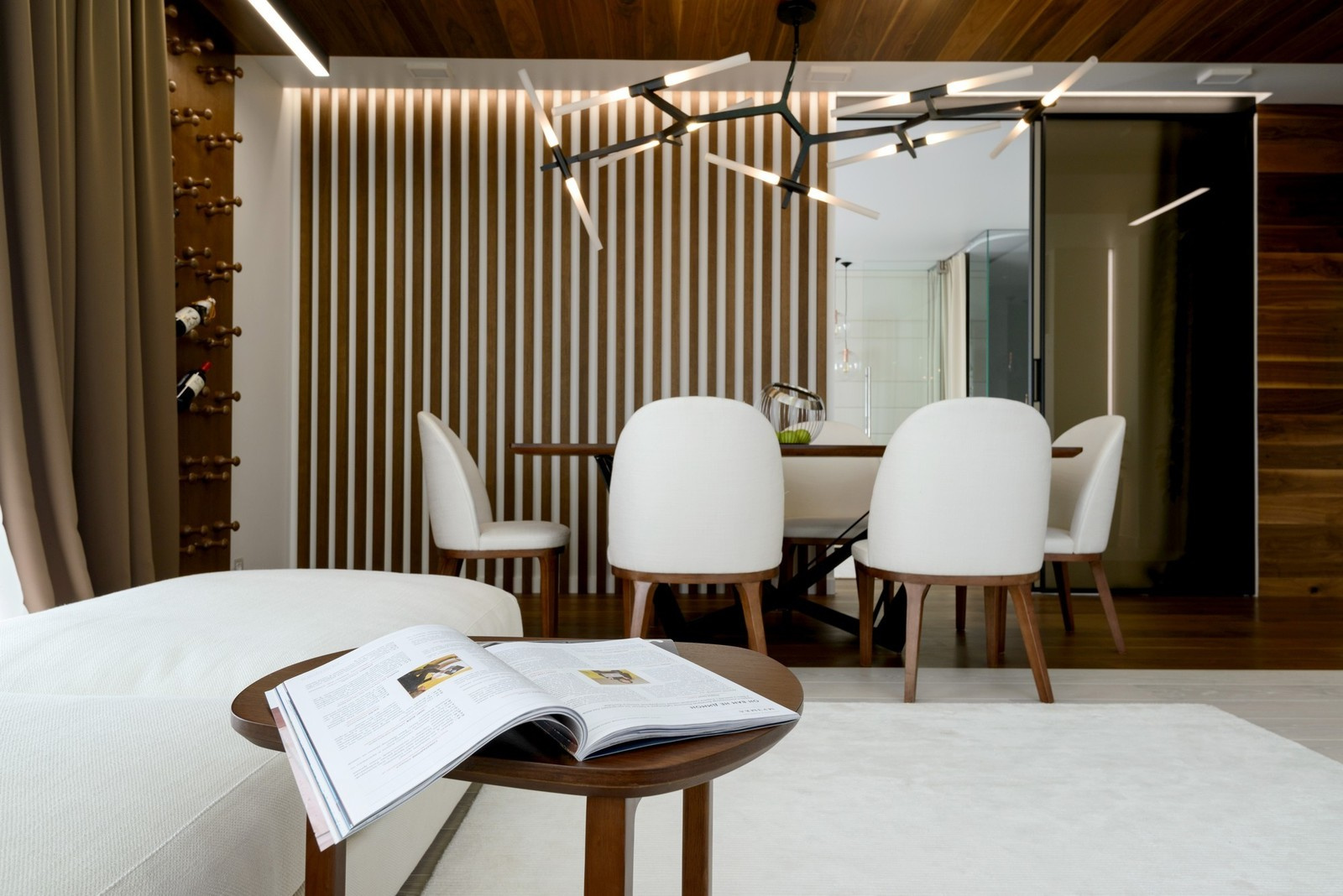 Просторная квартира с деревянными колоннами