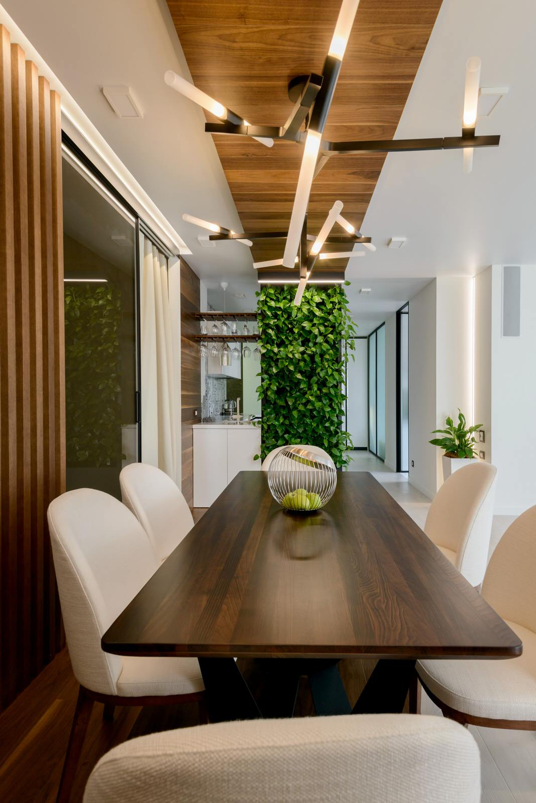 Просторная квартира с деревянными колоннами