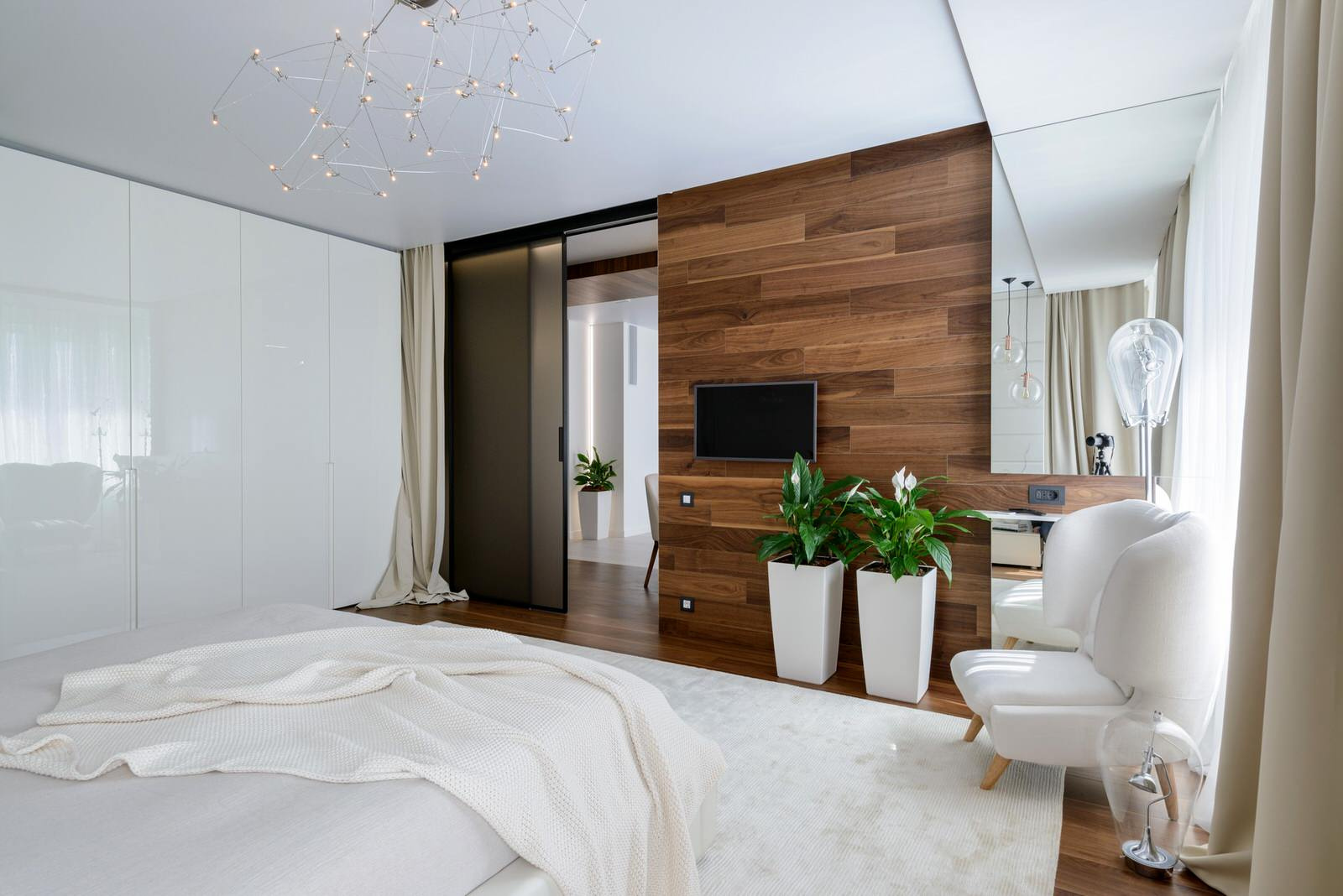 Просторная квартира с деревянными колоннами