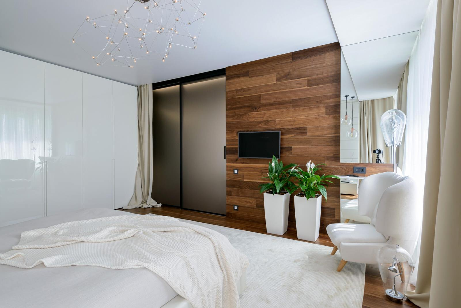 Просторная квартира с деревянными колоннами