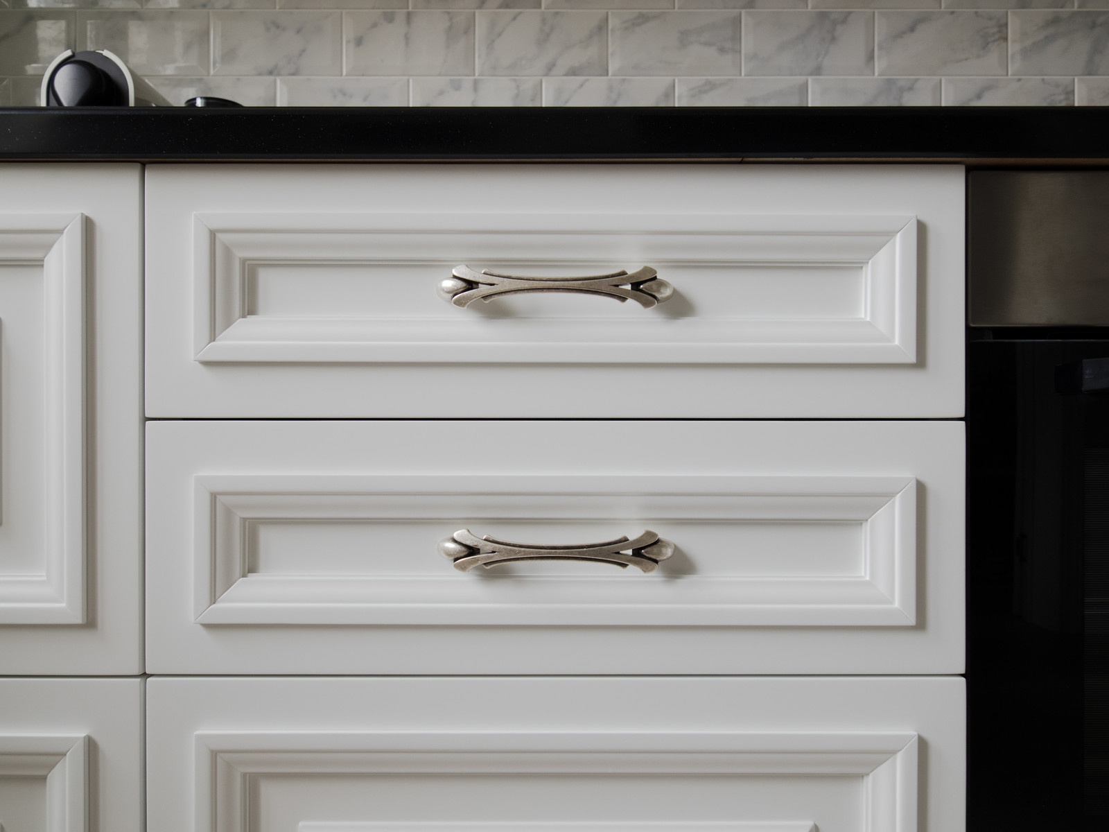 Белая кухня в стиле современная классика