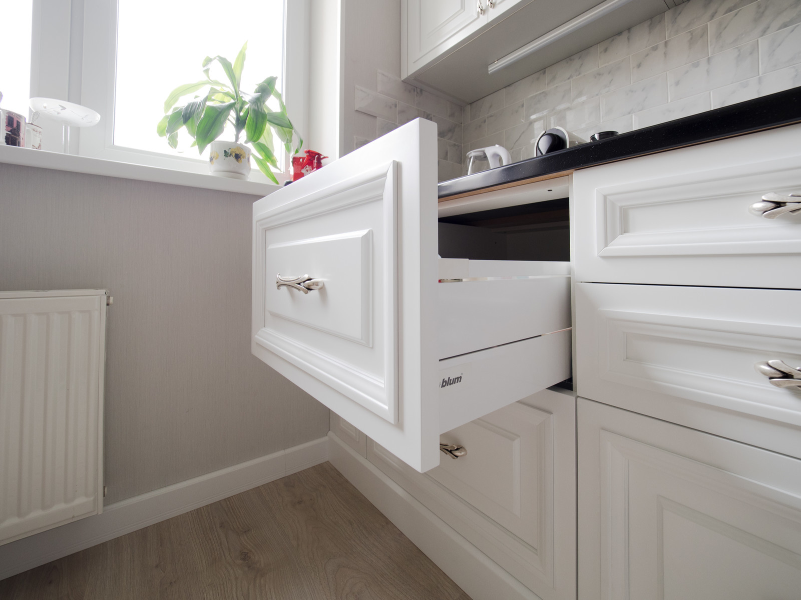 Белая кухня в стиле современная классика