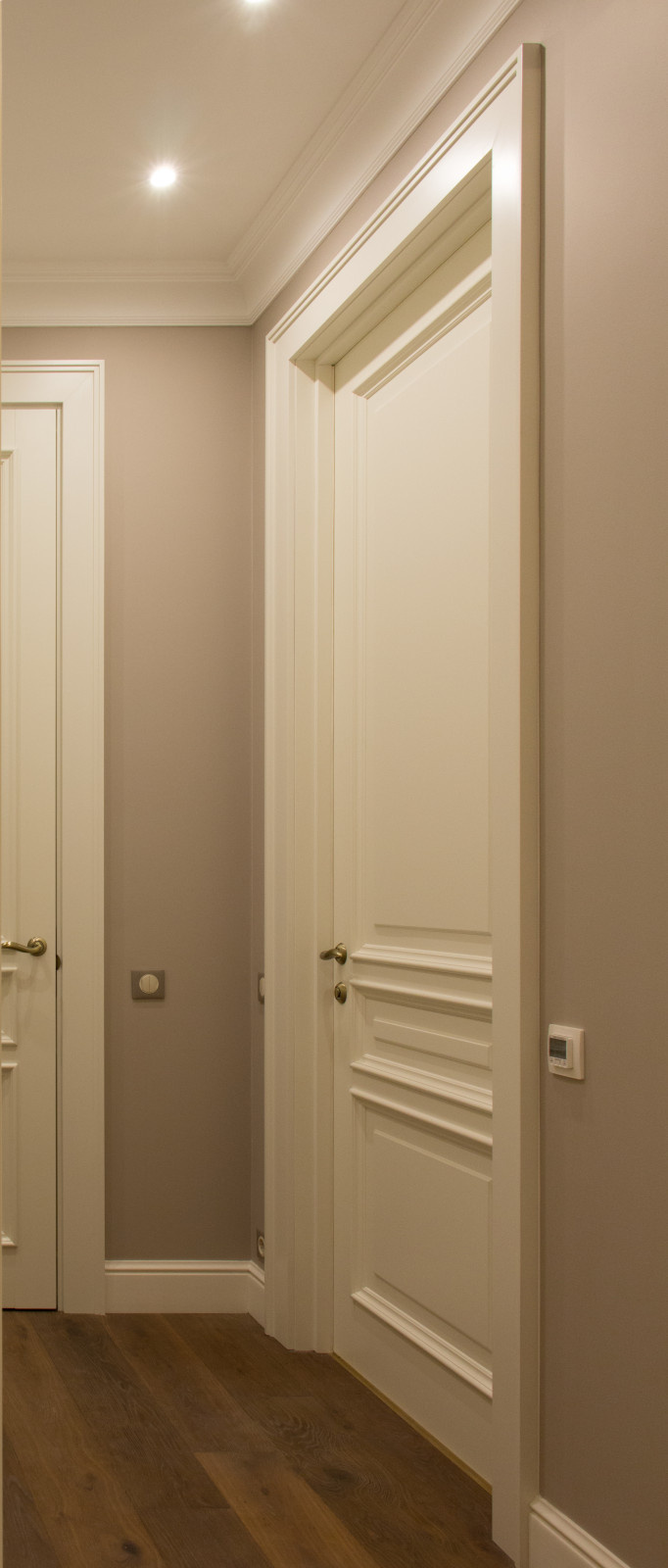 Высокие белые межкомнатные двери