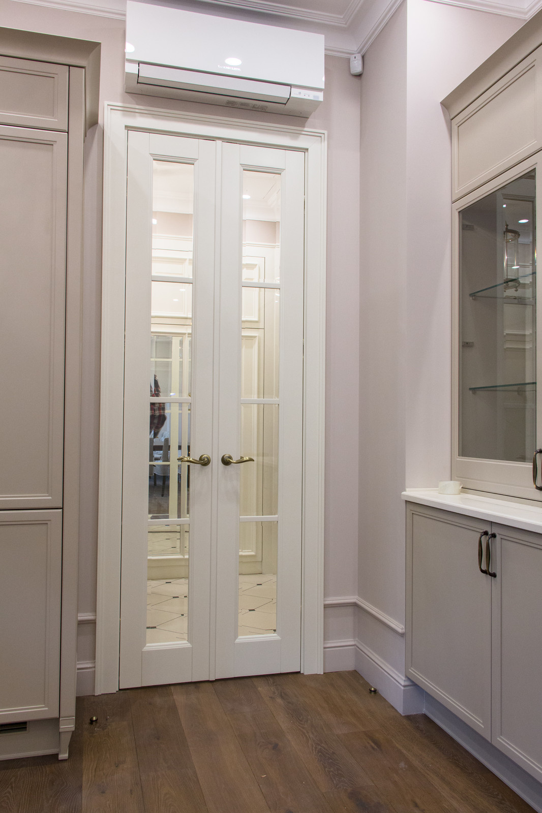 Высокие белые межкомнатные двери