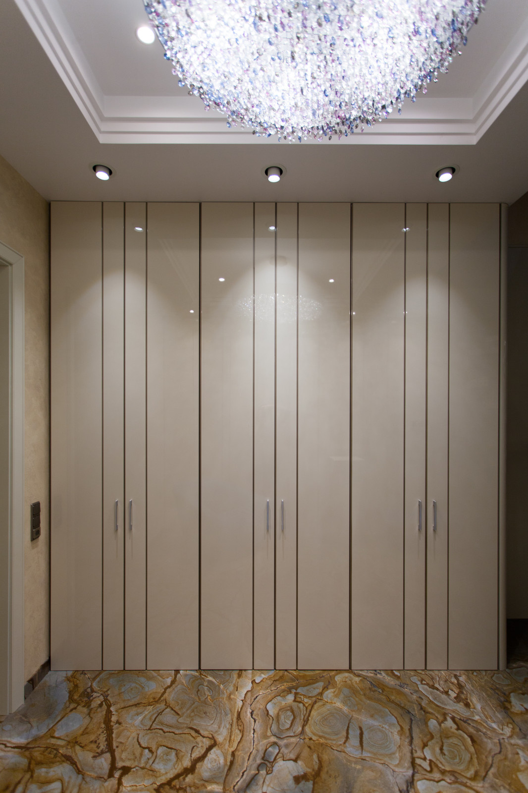 Глянцевая прихожая в пентхаус в самом центре Москвы