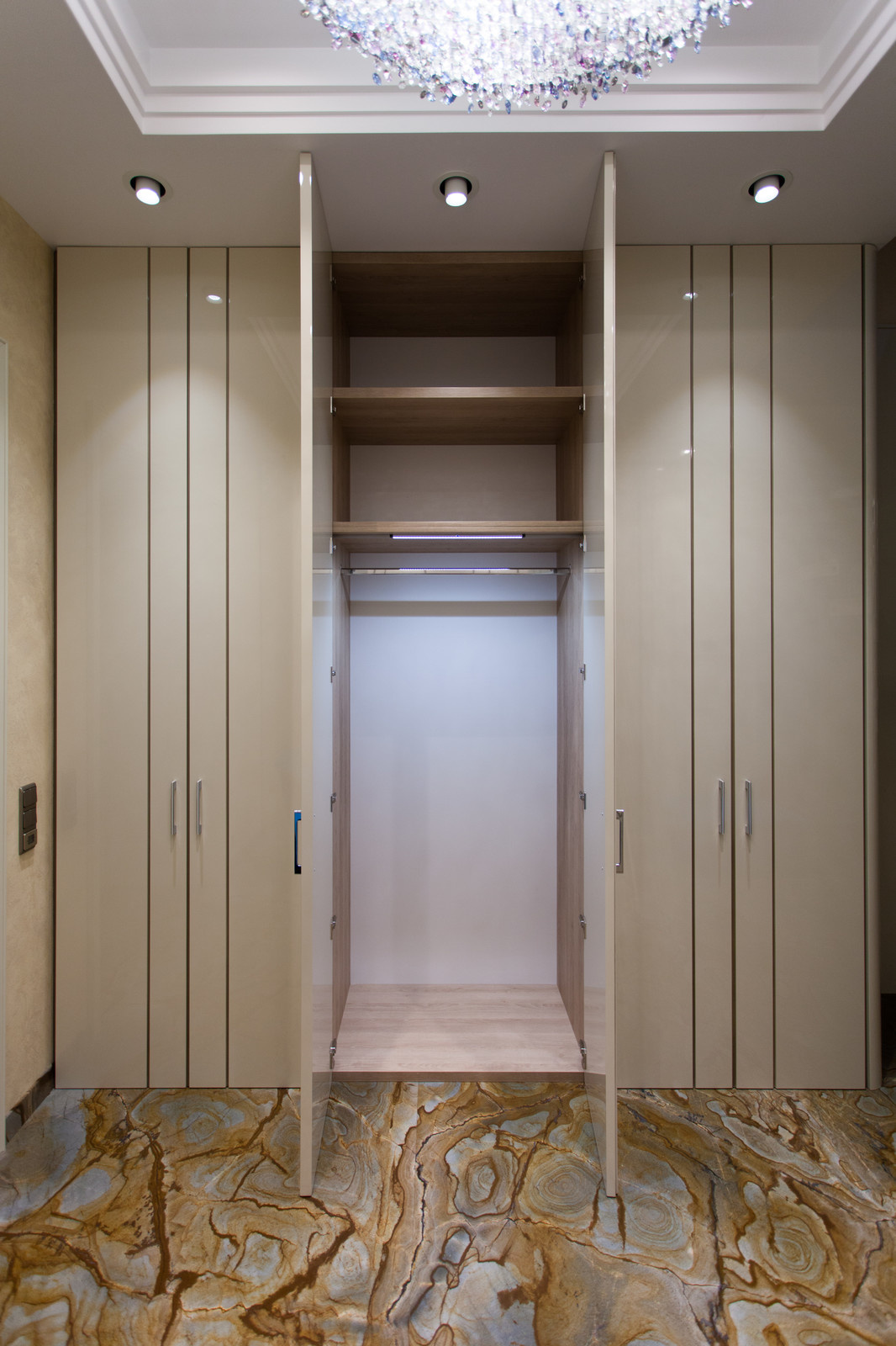 Глянцевая прихожая в пентхаус в самом центре Москвы