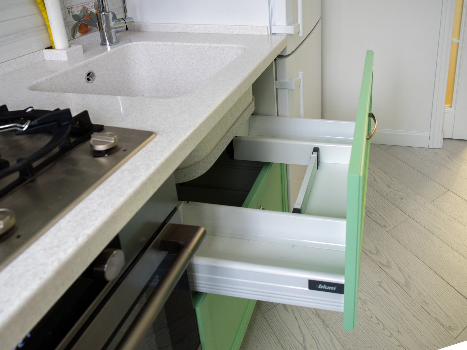 Мятная кухня в сталинке на Ленинском проспекте