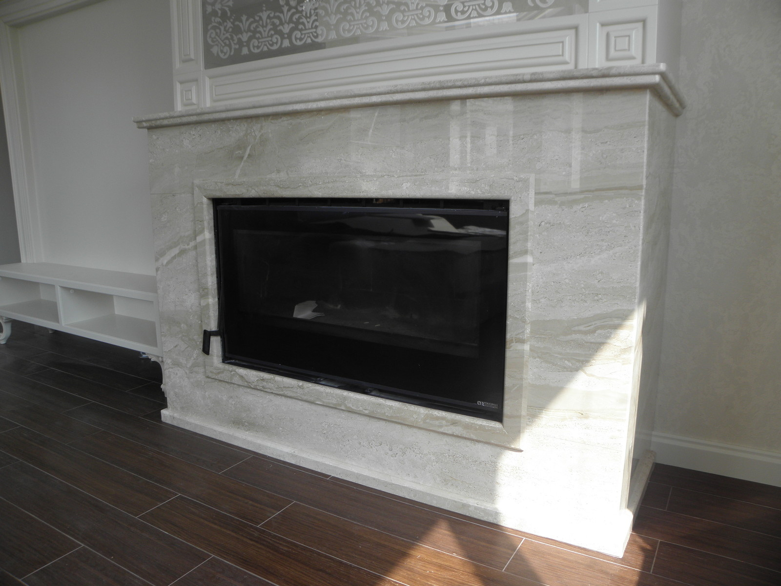 Облицовка камина из мрамора Crema Marfil