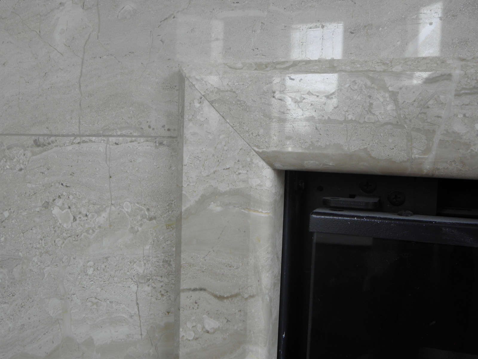 Облицовка камина из мрамора Crema Marfil