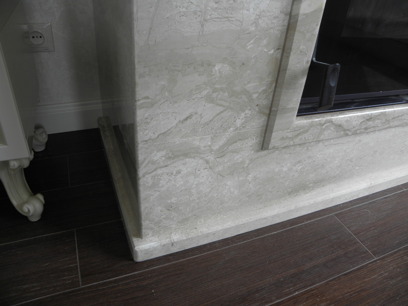 Облицовка камина из мрамора Crema Marfil