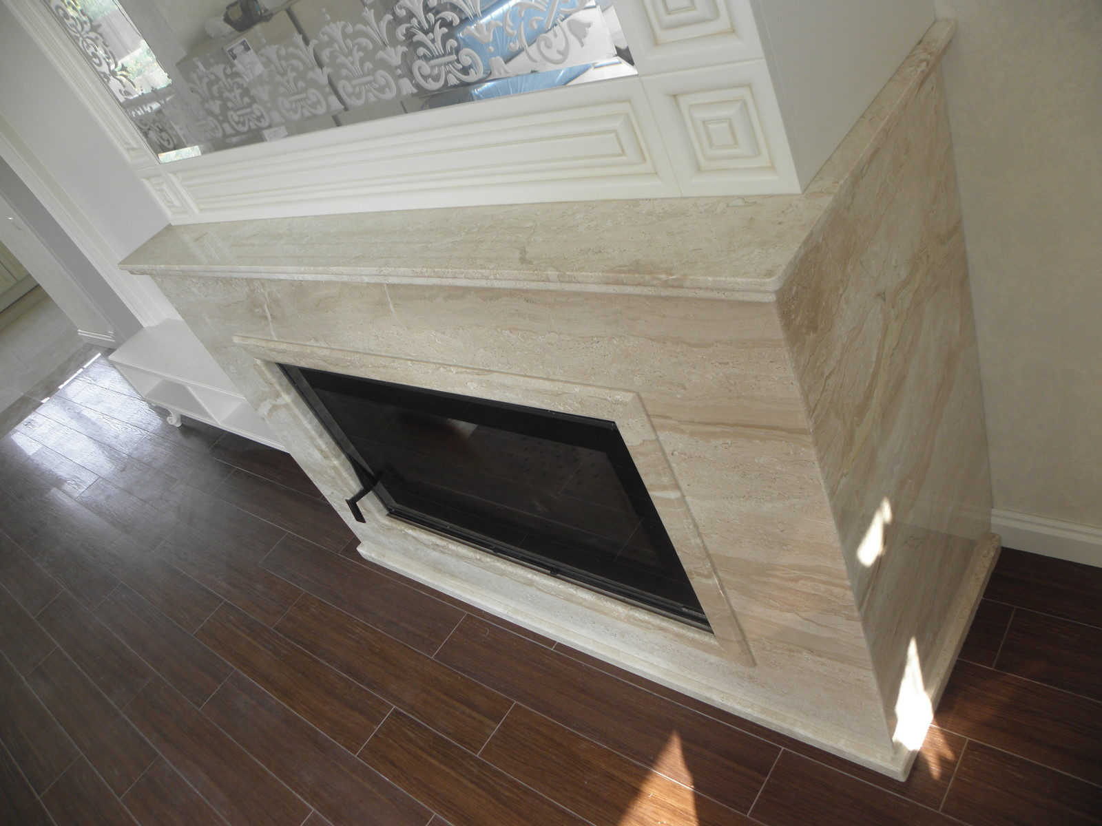 Облицовка камина из мрамора Crema Marfil