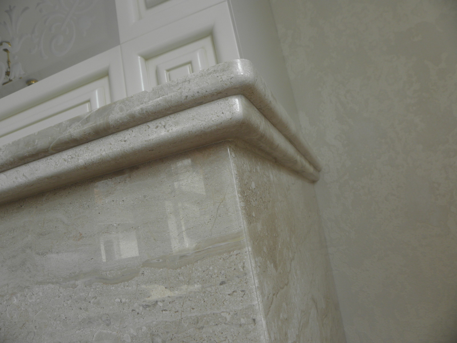 Облицовка камина из мрамора Crema Marfil