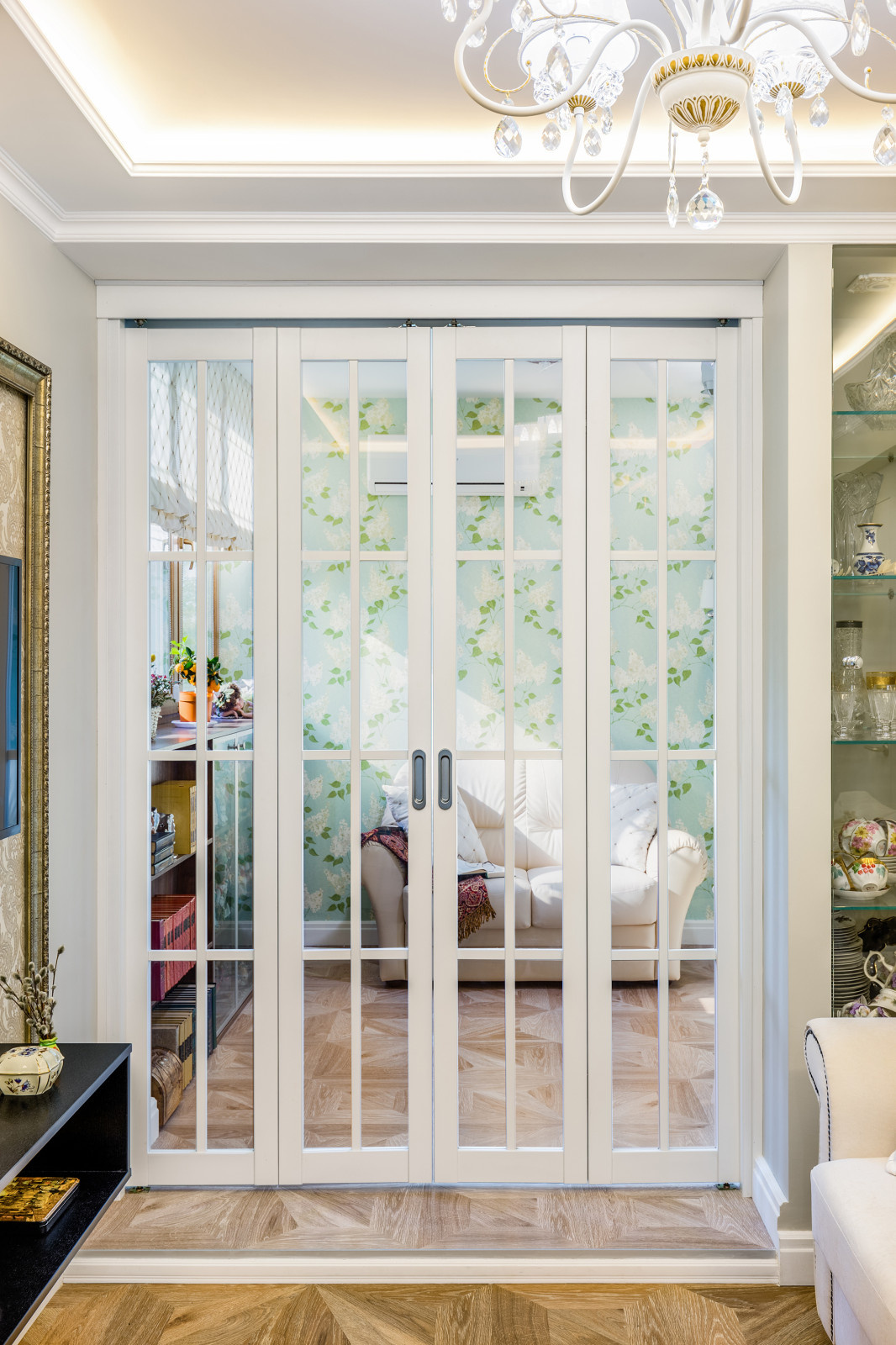 Уютный интерьер маленькой комнаты отдыха