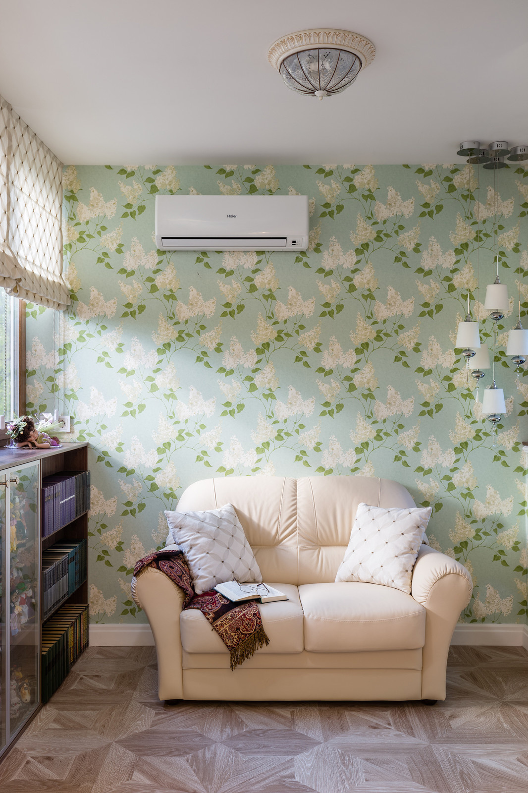 Уютный интерьер маленькой комнаты отдыха