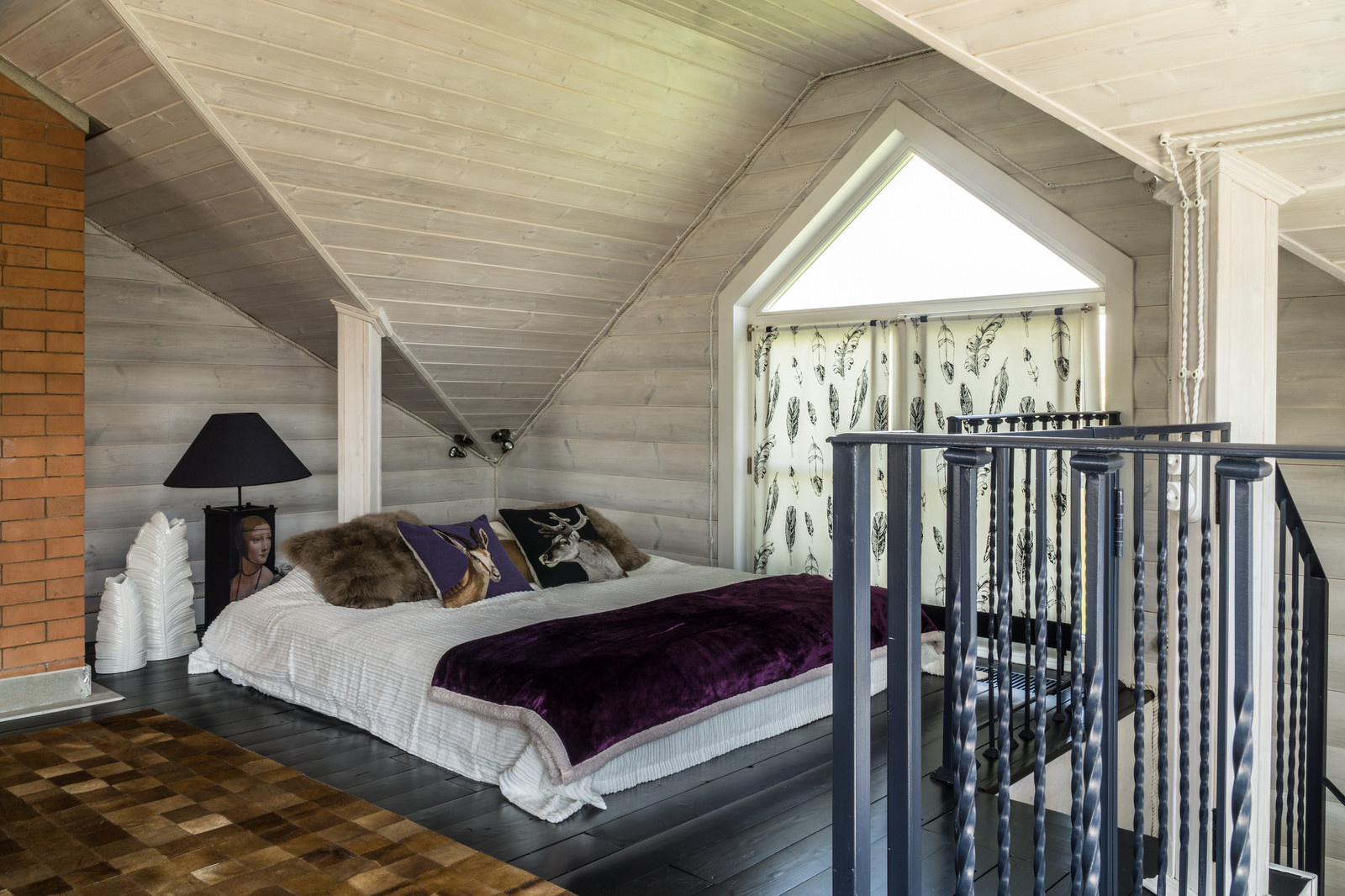 Черно-белая баня с яркими акцентами