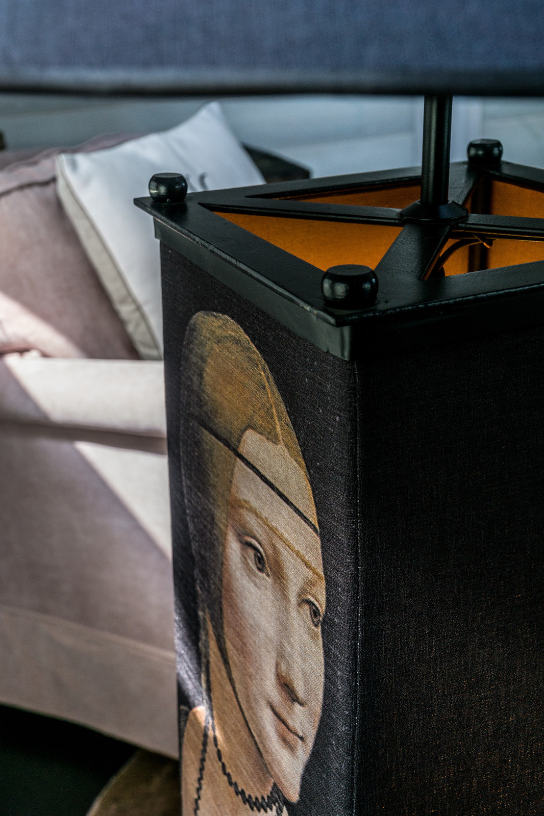 Черно-белая баня с яркими акцентами