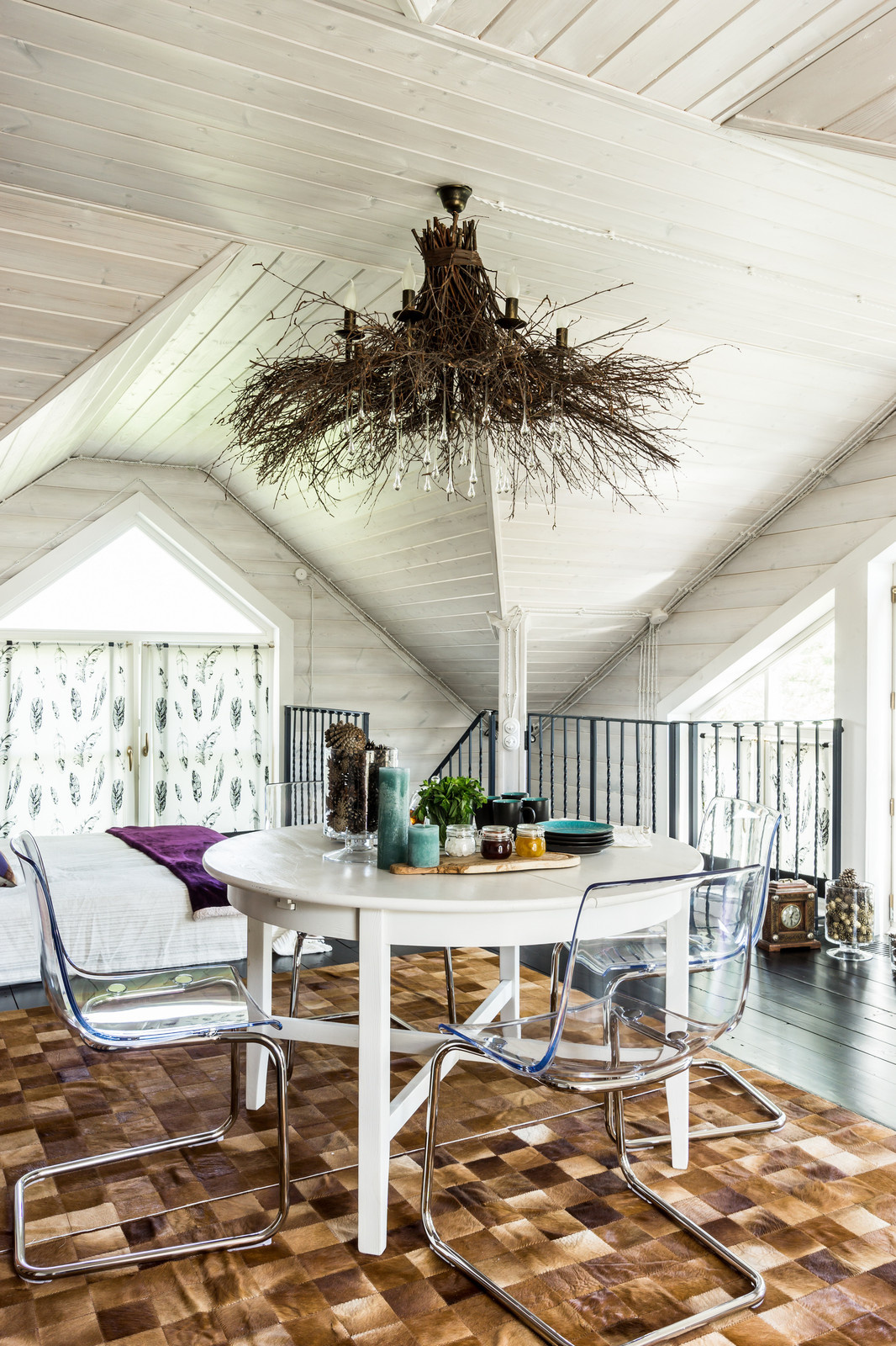 Черно-белая баня с яркими акцентами