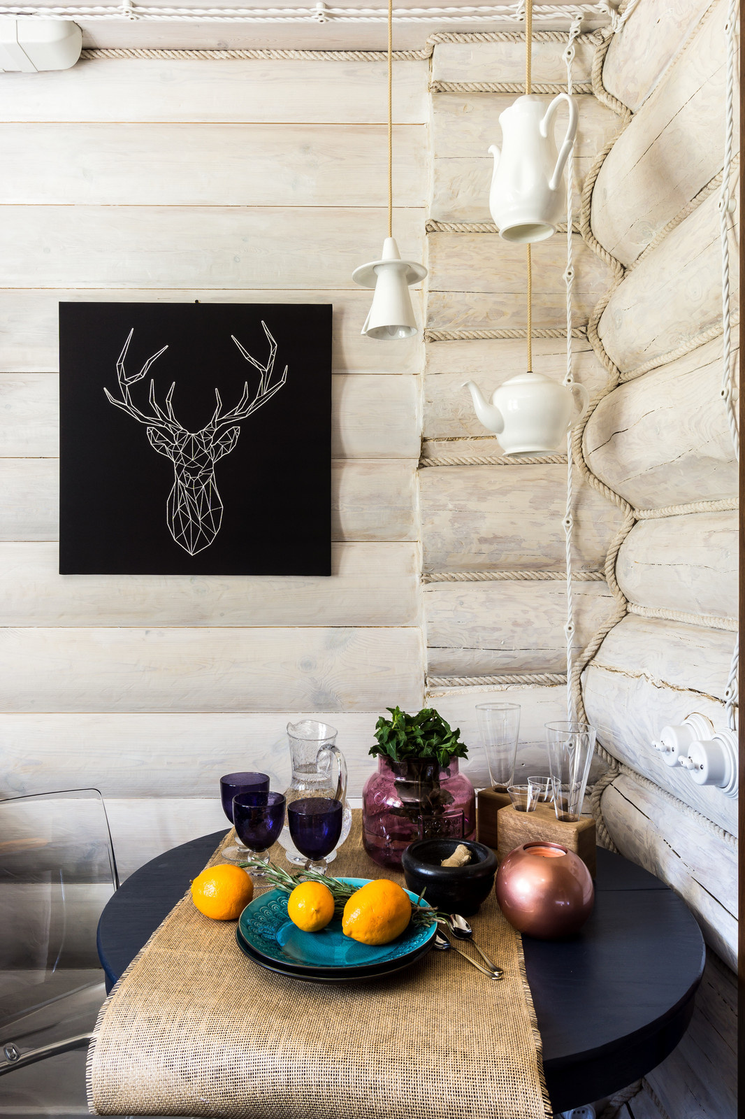 Черно-белая баня с яркими акцентами