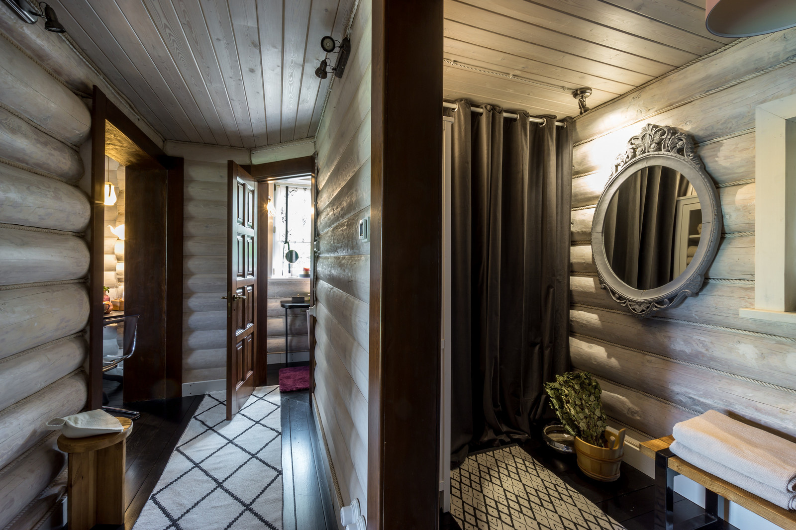 Черно-белая баня с яркими акцентами