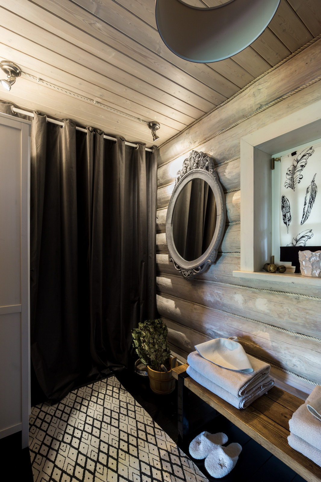 Черно-белая баня с яркими акцентами