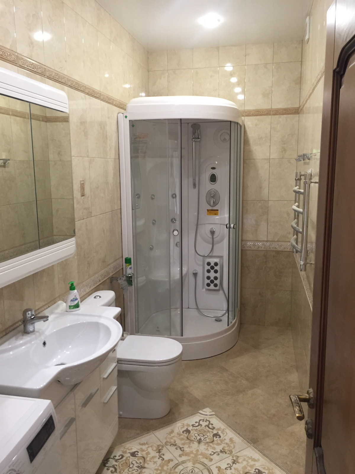 Жилой дом общей площадью более 700 кв. м.