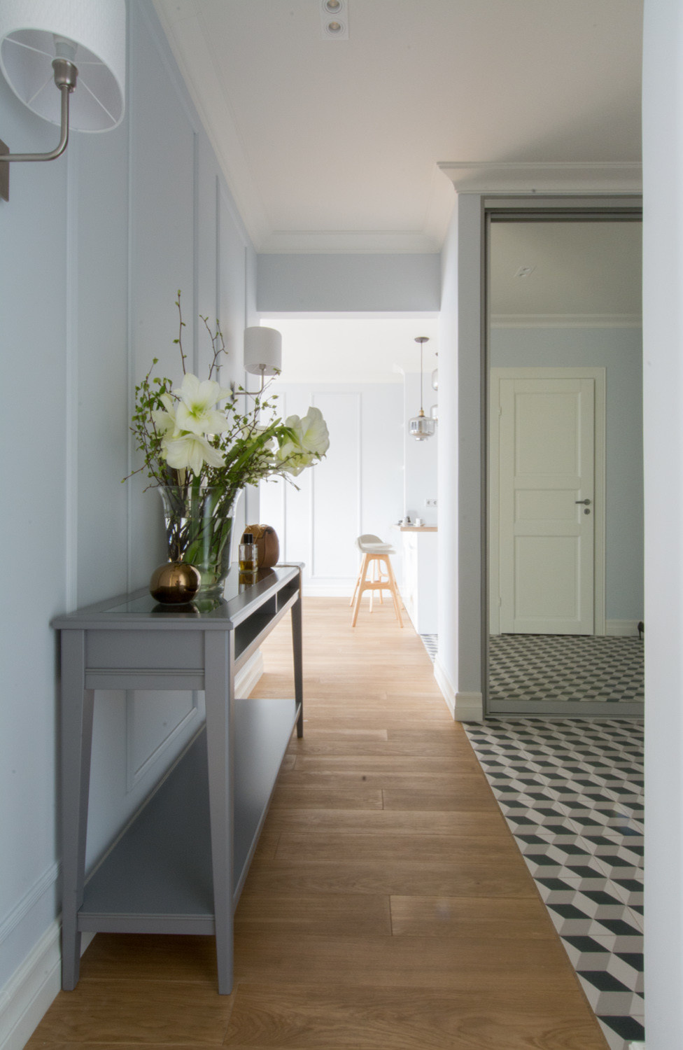 Легкая квартира с темной спальней