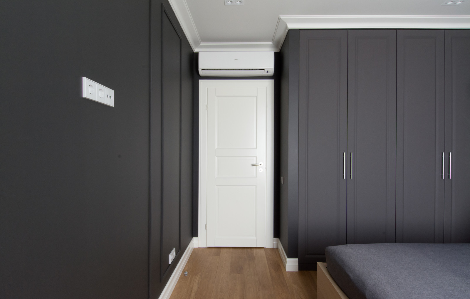 Легкая квартира с темной спальней