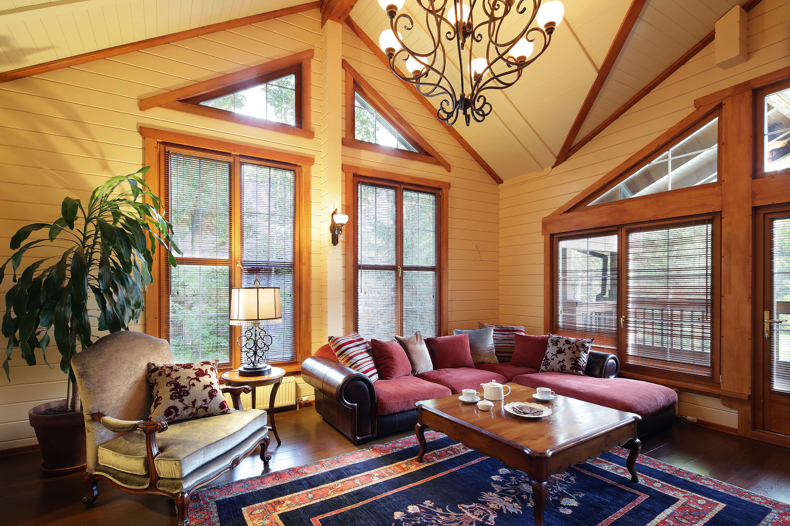 Деревянный дом в стиле американского кантри