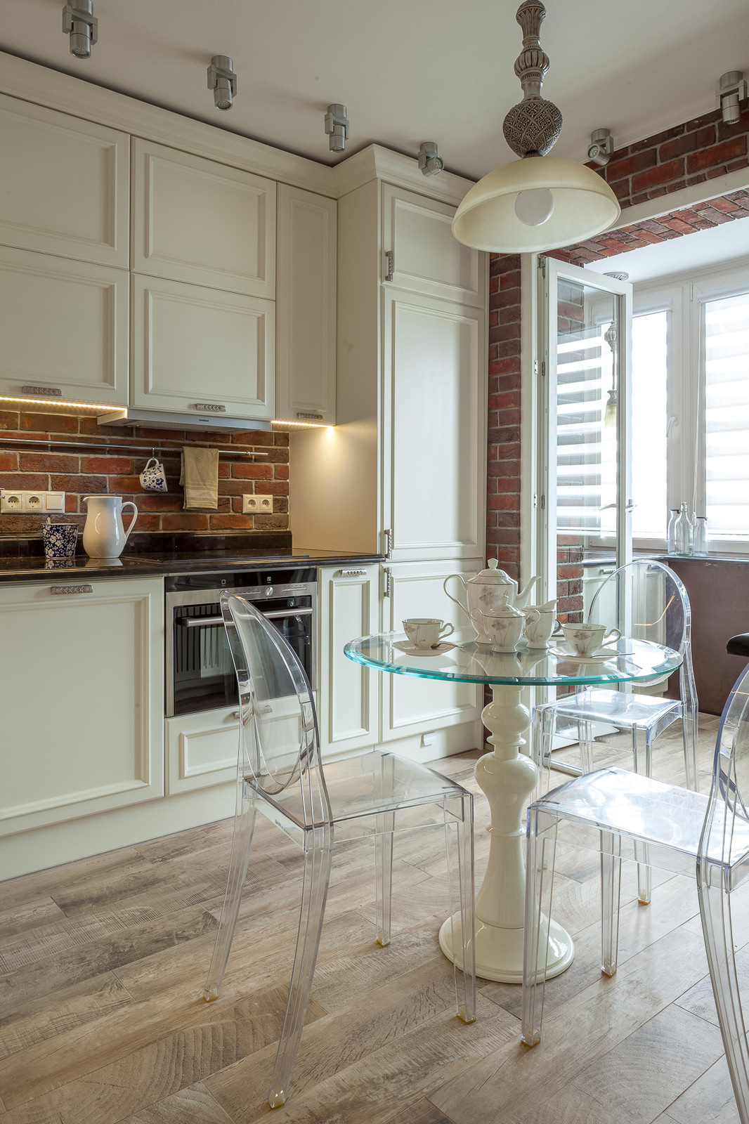 Есть решение: Дизайн кухни с балконной дверью