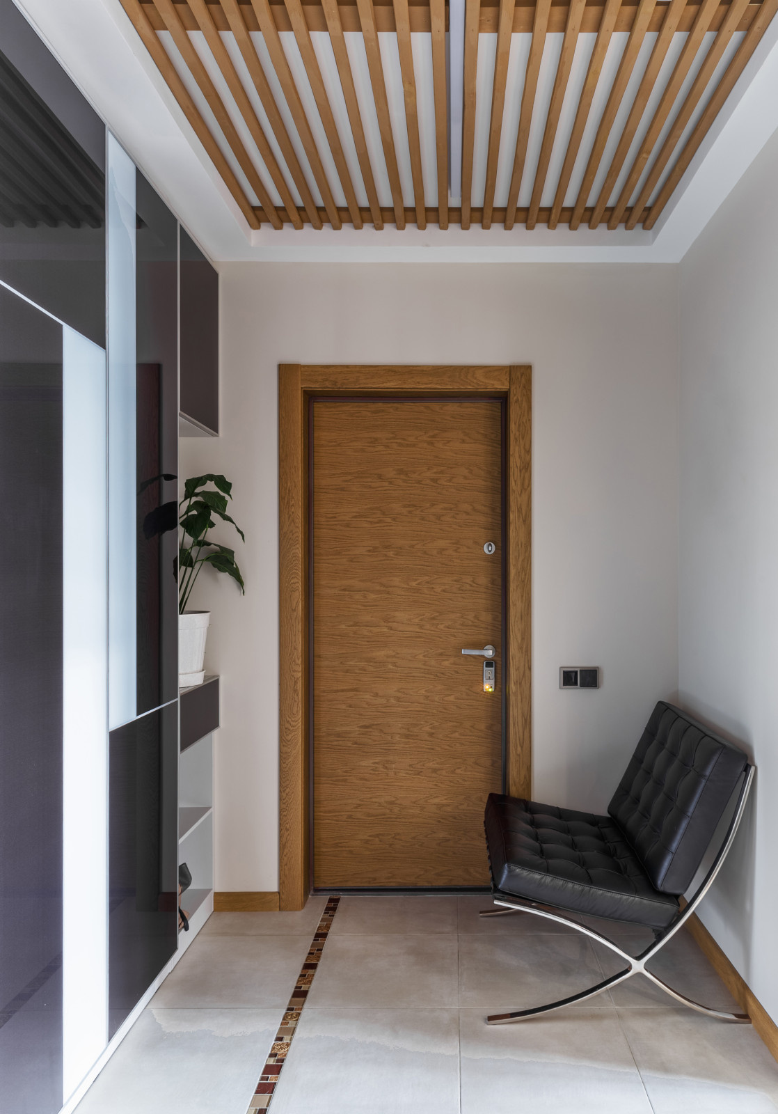 Прихожая с реечным потолком