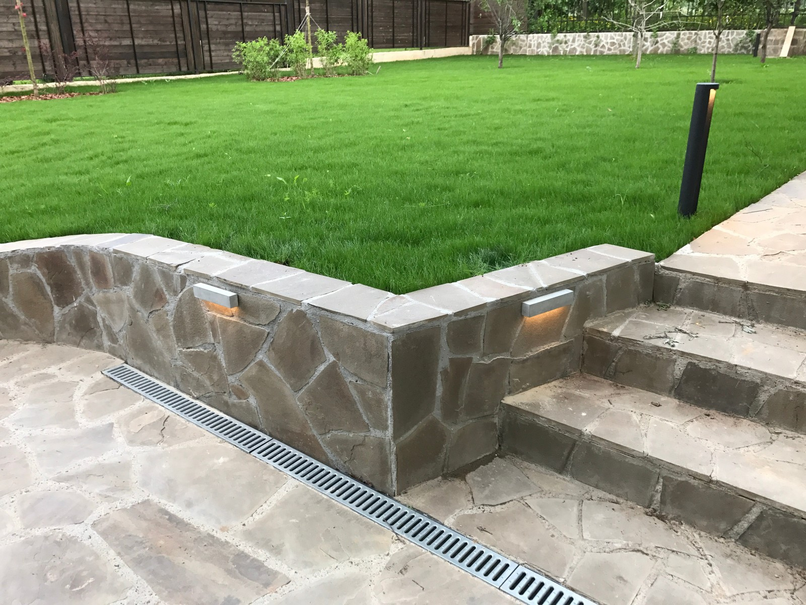 Новинка BRICK архитектурный светильник из цемента для участка в поселке Булгаков