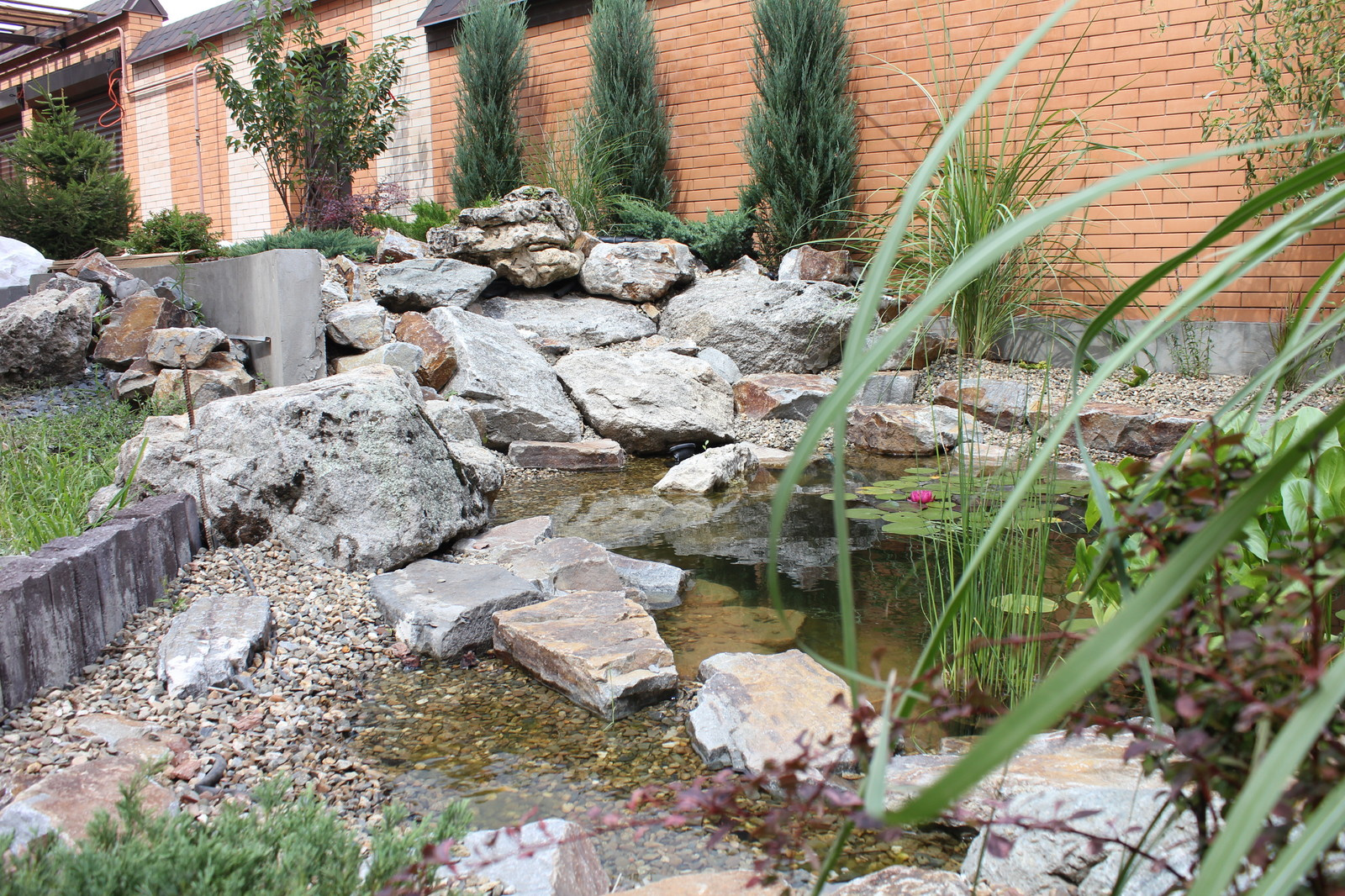 Небольшой сад в природном стиле