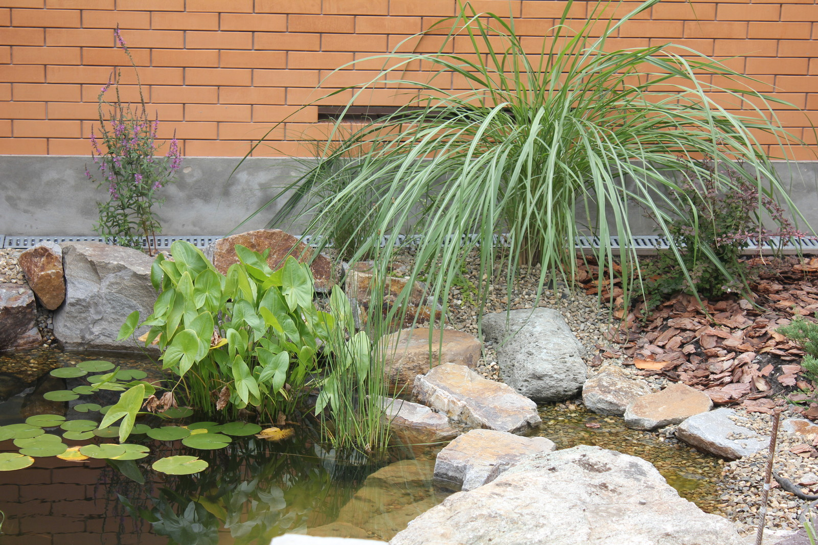 Небольшой сад в природном стиле