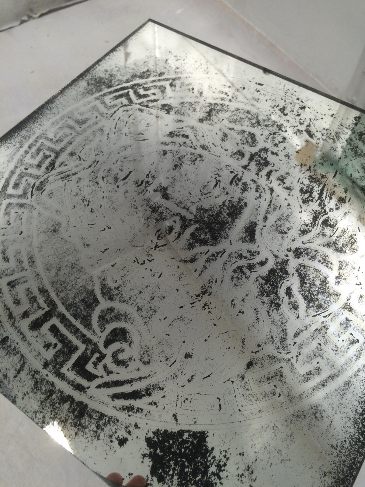 Искусственное старение зеркал и стекла