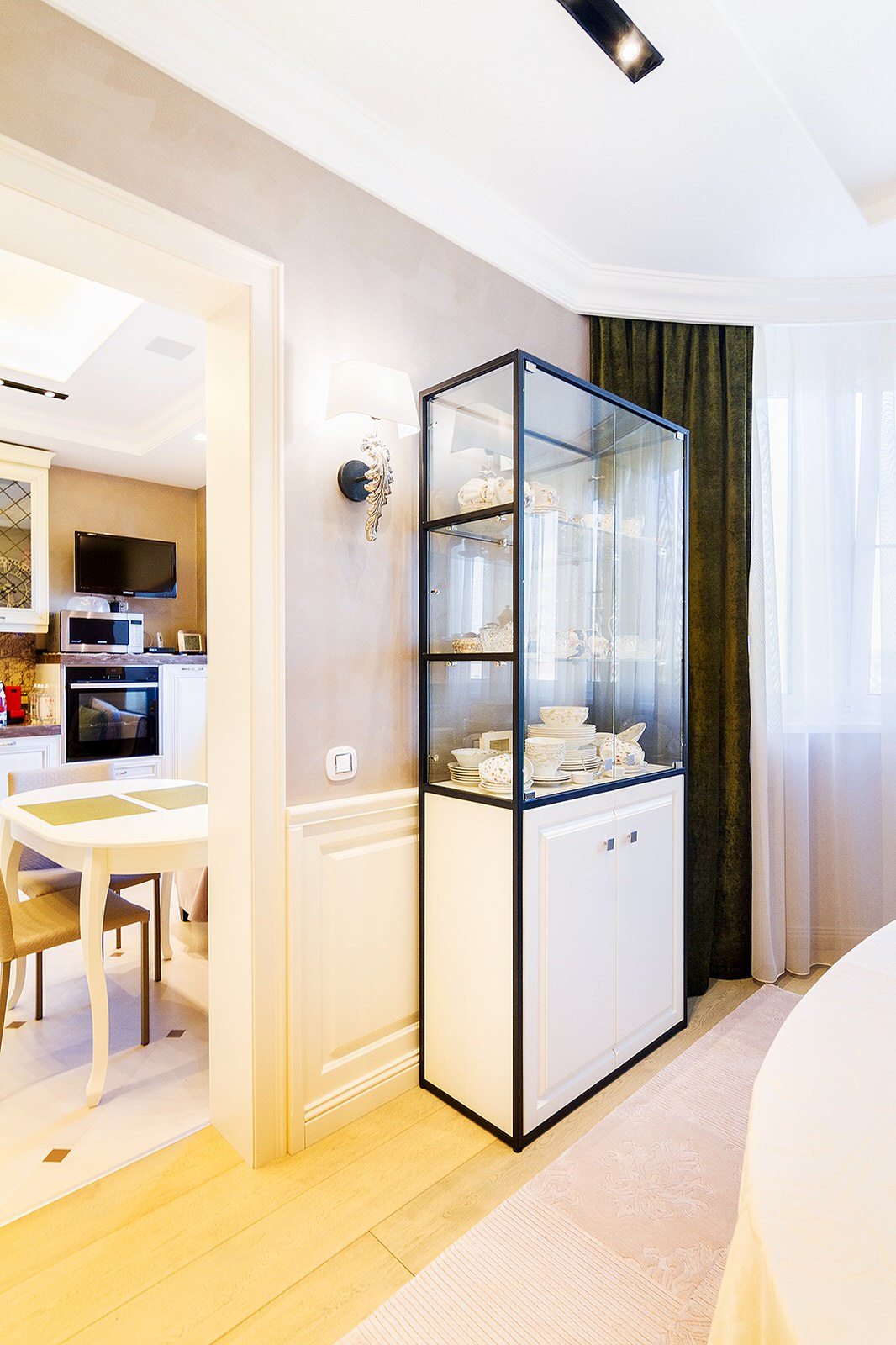 Шкаф витрина