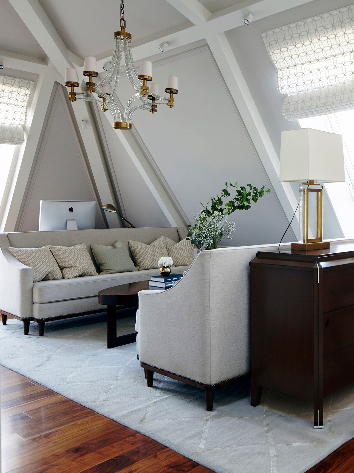 Houzz тур: Двухэтажная квартира с мансардой и спрятанной кухней