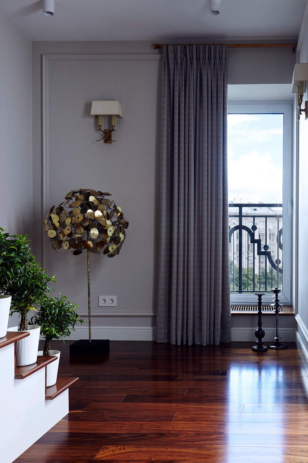 Houzz тур: Двухэтажная квартира с мансардой и спрятанной кухней