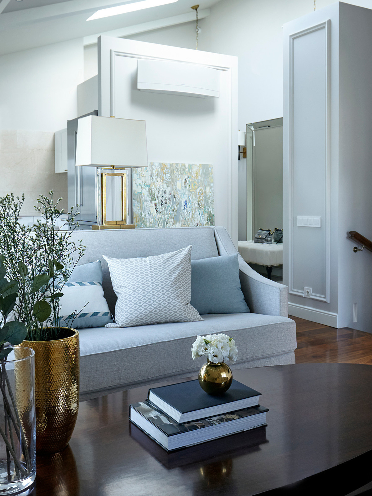 Houzz тур: Двухэтажная квартира с мансардой и спрятанной кухней