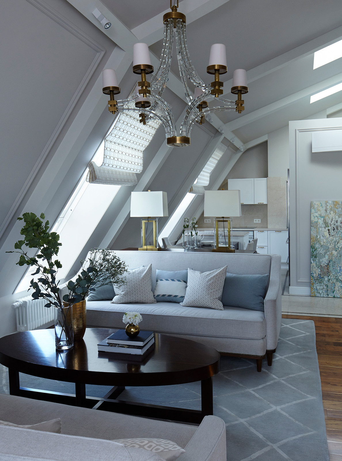 Houzz тур: Двухэтажная квартира с мансардой и спрятанной кухней