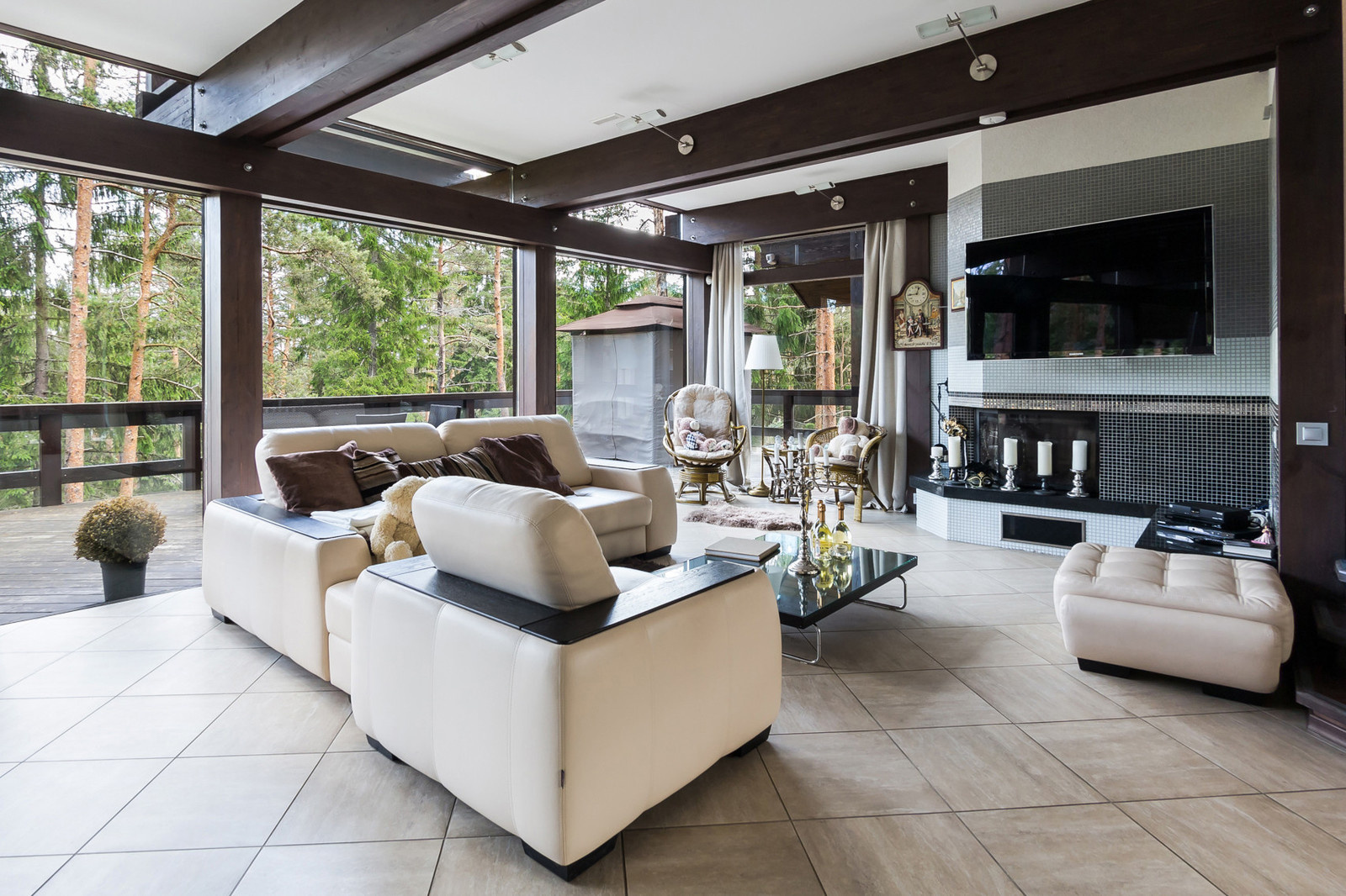 Стеклянный дом в лесу