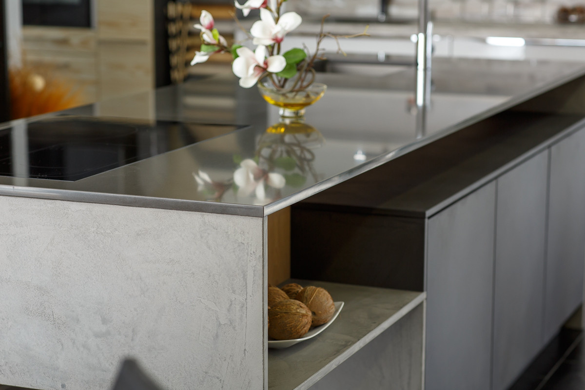 Кухня с серой столешницей из кварцевого камня Quartzforms