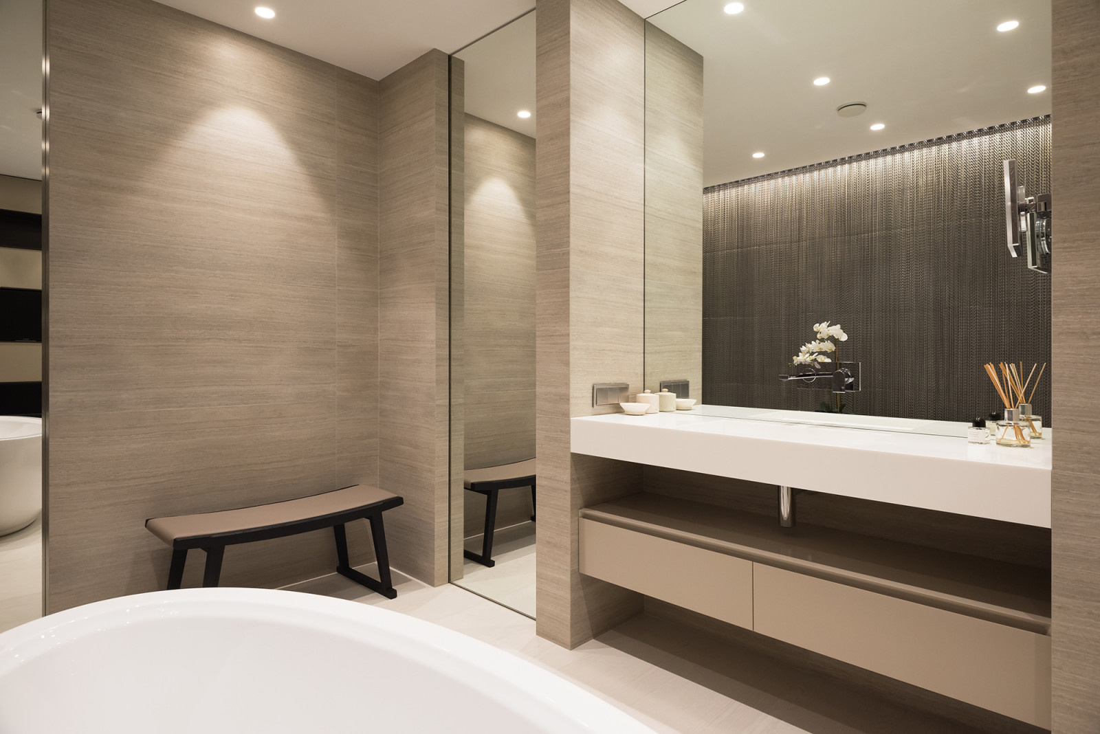 Интерьеры загородного дома в поселке Монтевиль