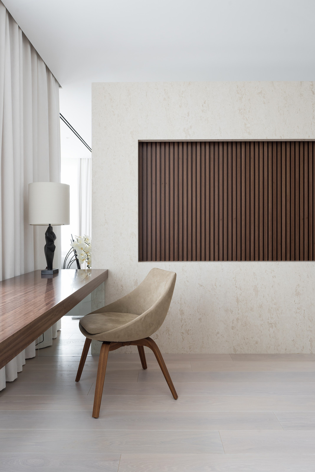 Интерьеры загородного дома в поселке Монтевиль