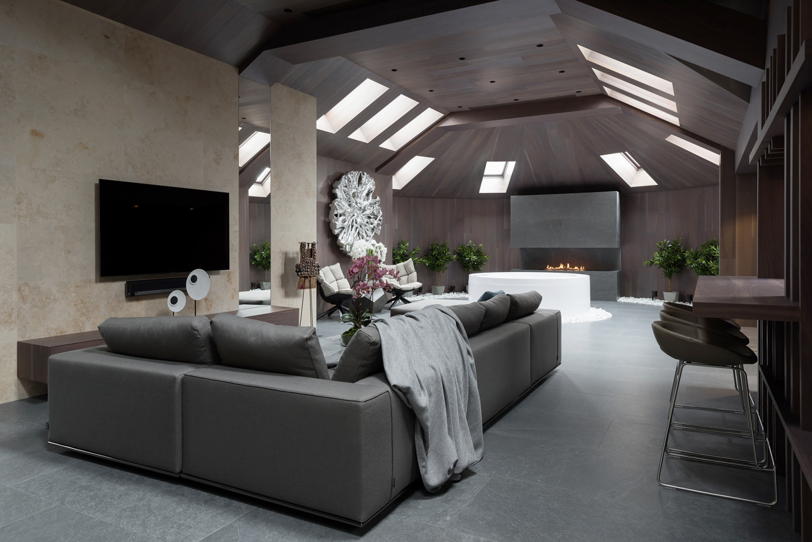 Интерьеры загородного дома в поселке Монтевиль