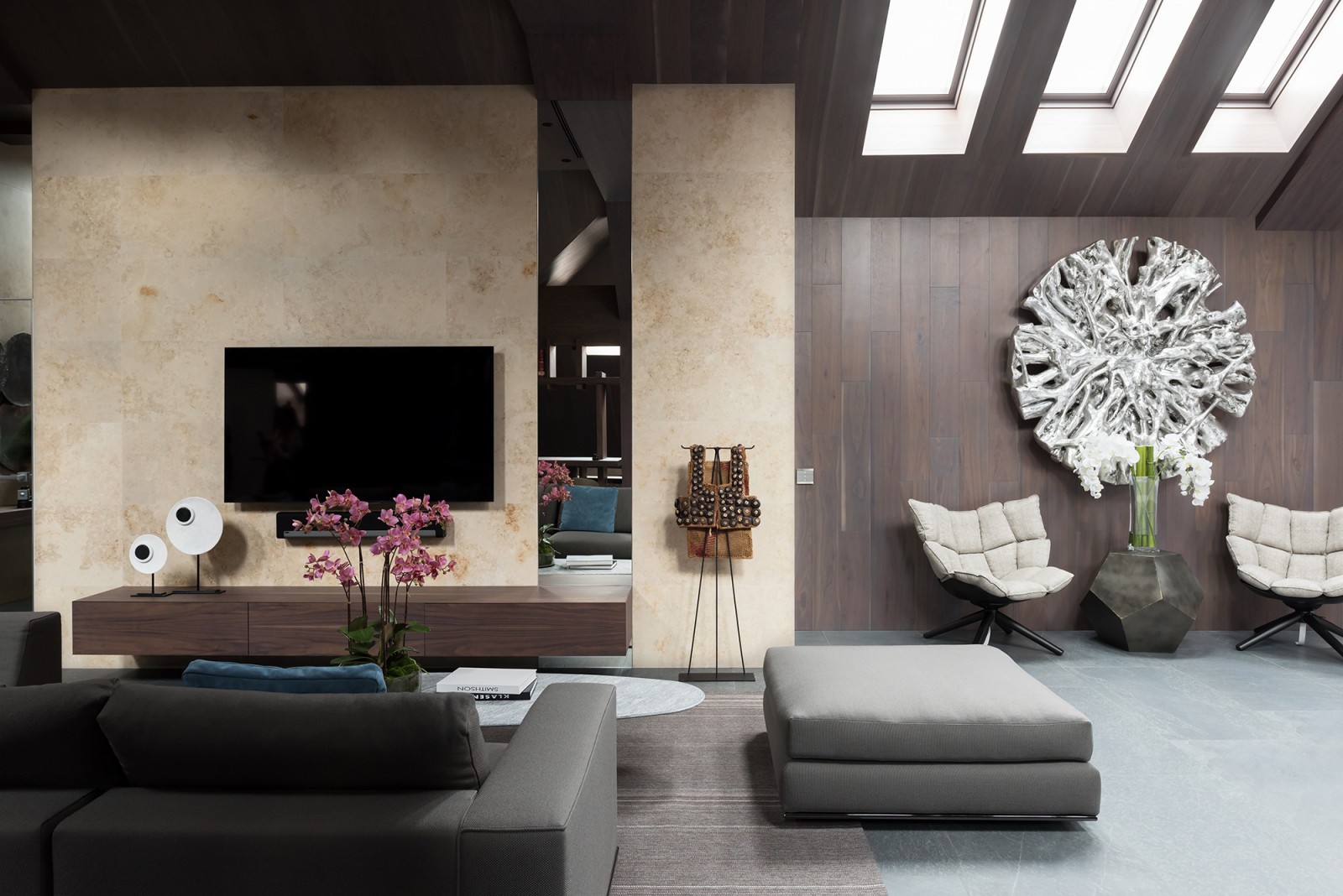 Интерьеры загородного дома в поселке Монтевиль