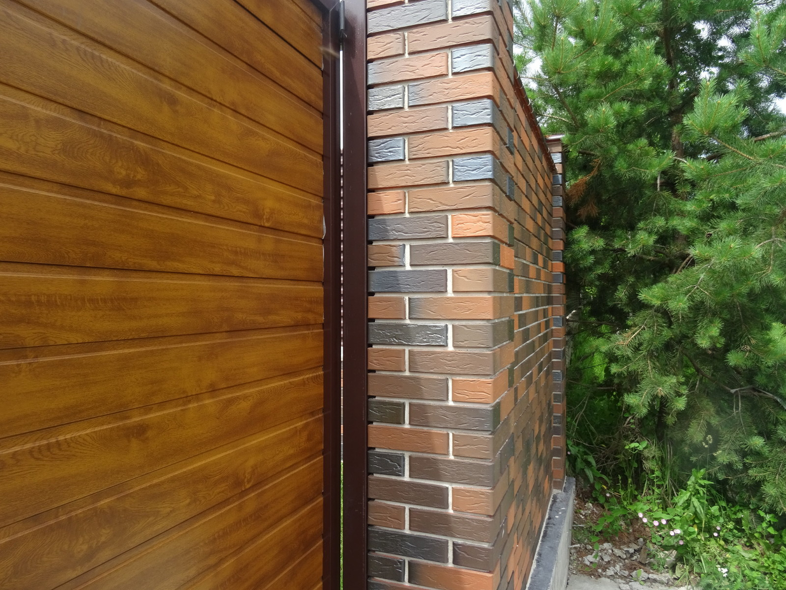 Забор из кирпича Баварская кладка