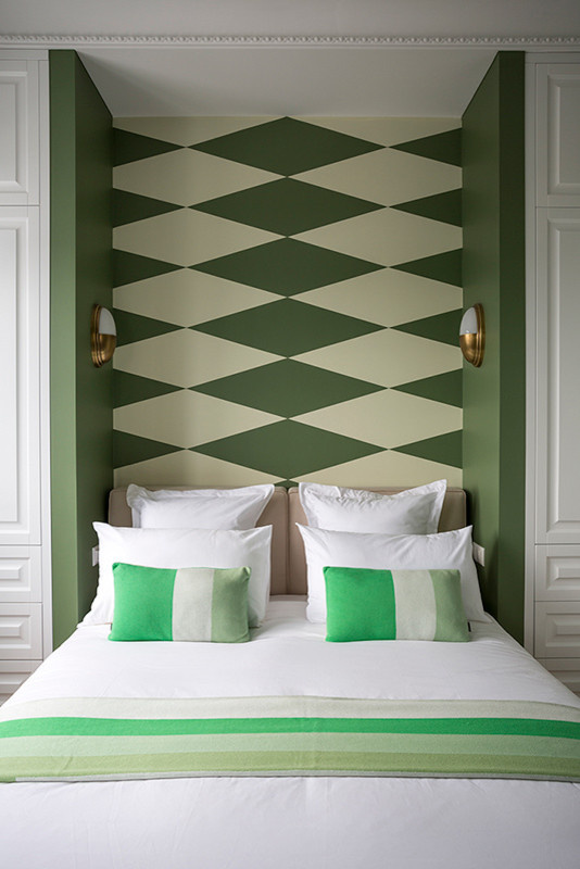 Спальня в двухкомнатной квартира в новостройке с видом на лес (O-Deco Studio)