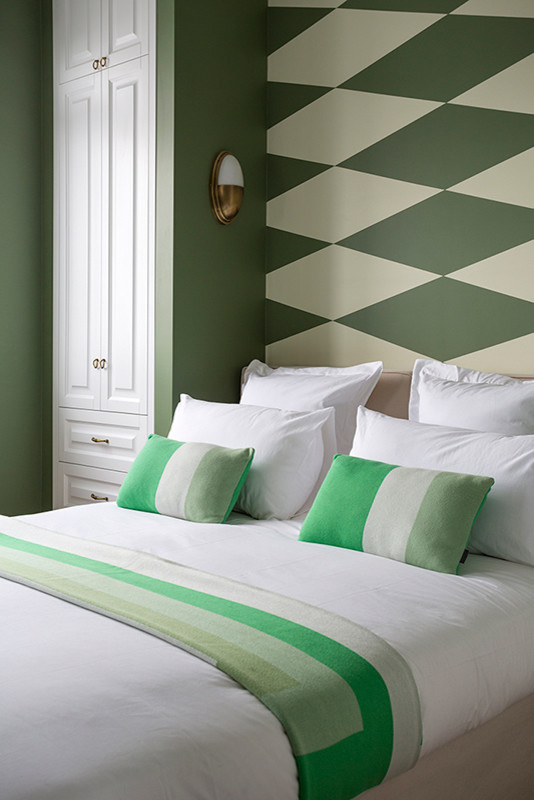 Спальня в двухкомнатной квартире с видом на лес (O-Deco Studio)