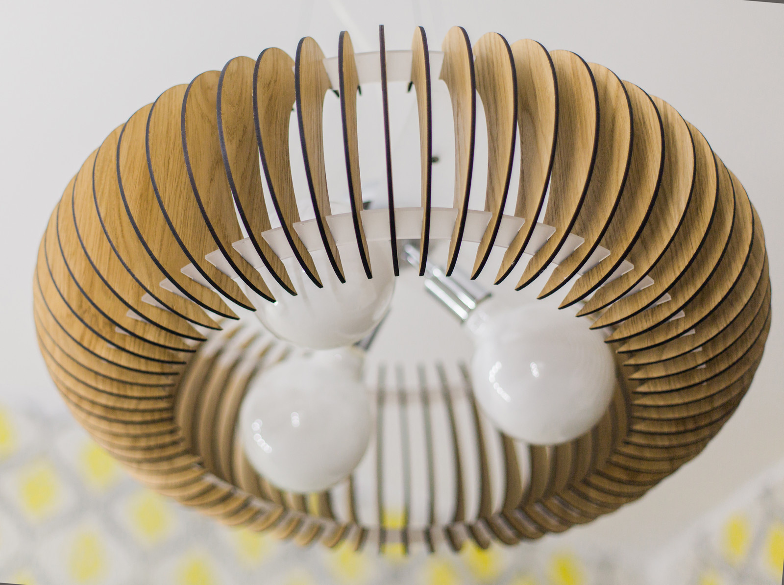 Люстра Спутник из дуба